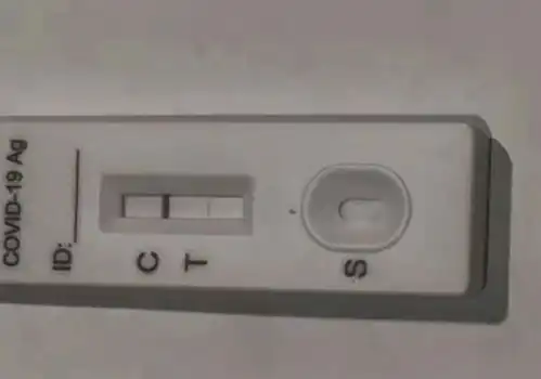 用过的抗原检测试剂盒放久了,多出几根线是怎么回事
