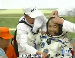 神舟十号航天员聂海胜王亚平和张晓光出舱高清
