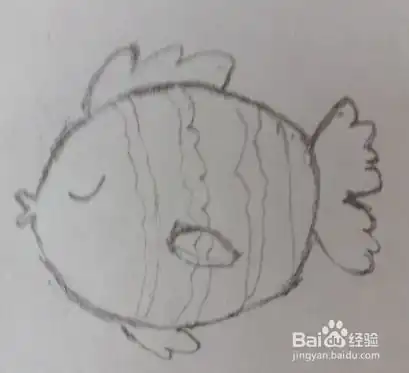 手绘画海底里的小鱼

