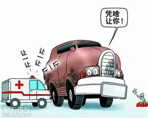 救护车遇堵无车辆避让
