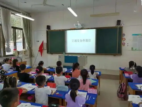 做文明学生守交通安全濮阳市第七中学召开交通安全教育主题班会
